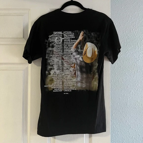 Garth Brooks Concert Tee - Picture 2 of 3